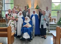 We wspólnej modlitwie i świętowaniu uczestniczyła cała wspólnota sióstr, najbliższa rodzina Jubilatki.  