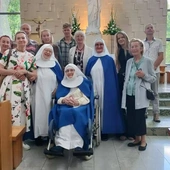 We wspólnej modlitwie i świętowaniu uczestniczyła cała wspólnota sióstr, najbliższa rodzina Jubilatki.  
