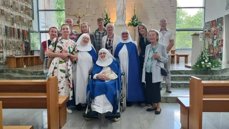 We wspólnej modlitwie i świętowaniu uczestniczyła cała wspólnota sióstr, najbliższa rodzina Jubilatki.  