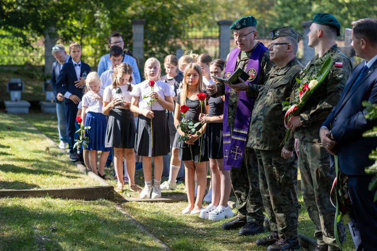 O poległych pamietano w miastach, gminach i parafiach. 