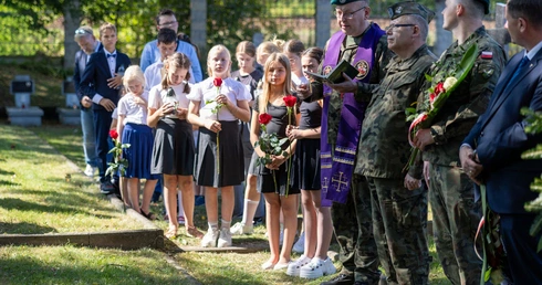 O poległych pamietano w miastach, gminach i parafiach. 
