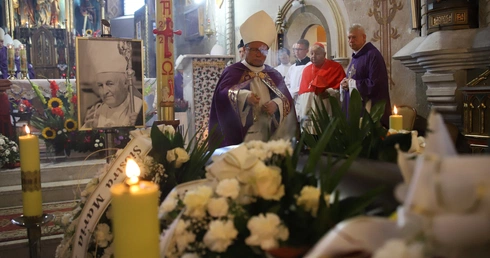 Śp. bp Jan Szkodoń spoczął w Chyżnem
