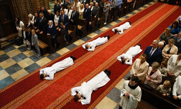 Bóg nie powołuje przemienionych, ale przemienia powołanych 