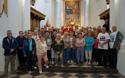 Pielgrzymi w sanktuarium na Świętym Krzyżu.