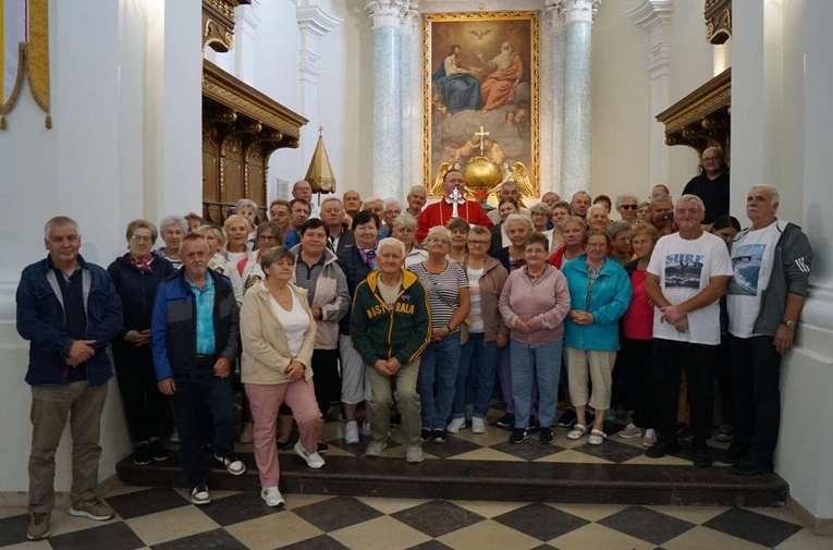 Pielgrzymi w sanktuarium na Świętym Krzyżu.