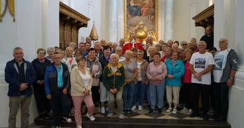 Pielgrzymi w sanktuarium na Świętym Krzyżu.