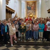 Pielgrzymi w sanktuarium na Świętym Krzyżu.