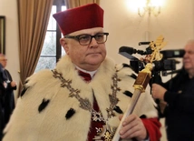 Jak odnaleźć sens studiów w świecie AI i niżu demograficznego? Wywiad z ks. prof. Sławomirem Stasiakiem