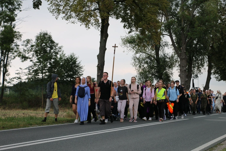 V Młodzieżowa Pielgrzymka z Płońska do Czerwińska n. Wisłą 