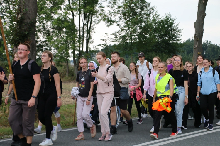 V Młodzieżowa Pielgrzymka z Płońska do Czerwińska n. Wisłą 