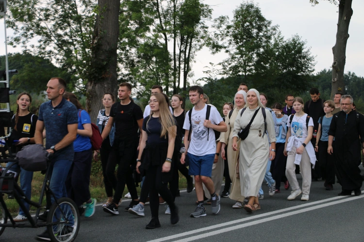 V Młodzieżowa Pielgrzymka z Płońska do Czerwińska n. Wisłą 