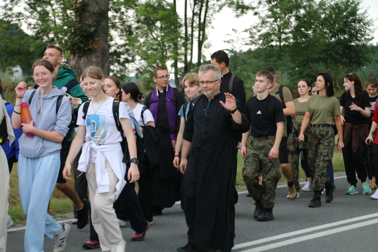 V Młodzieżowa Pielgrzymka z Płońska do Czerwińska n. Wisłą 