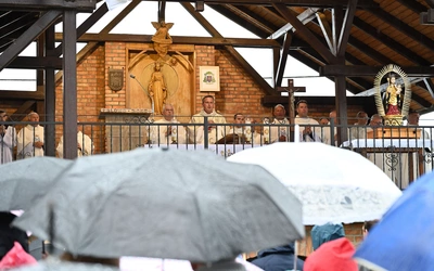 Morze modlitwy, tysiące stóp i deszcz w Swarzewie