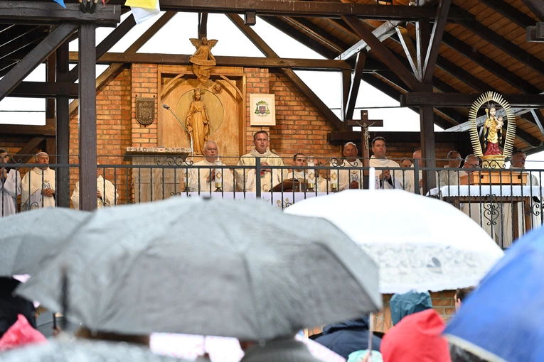 Morze modlitwy, tysiące stóp i deszcz w Swarzewie