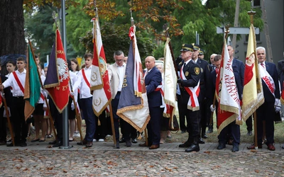 W uroczystościach udział wzięły liczne poczty sztandarowe oddziałów NSZZ "Solidarność" z regionu, szkół, stowarzyszeń patriotycznych.