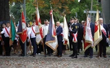 W uroczystościach udział wzięły liczne poczty sztandarowe oddziałów NSZZ "Solidarność" z regionu, szkół, stowarzyszeń patriotycznych.