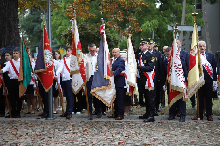 W uroczystościach udział wzięły liczne poczty sztandarowe oddziałów NSZZ "Solidarność" z regionu, szkół, stowarzyszeń patriotycznych.