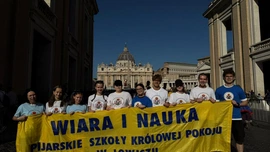 W kanonizacji uczestniczyli uczniowie i kadra Pijarskiej. 