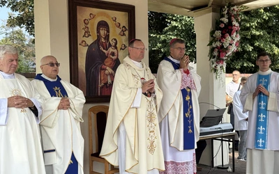 Mszy świętej przewodniczył biskup pomocniczy diecezji warszawsko-praskiej, Jacek Grzybowski, z którym modlili się bp Wojciech Osial i kapłani. 