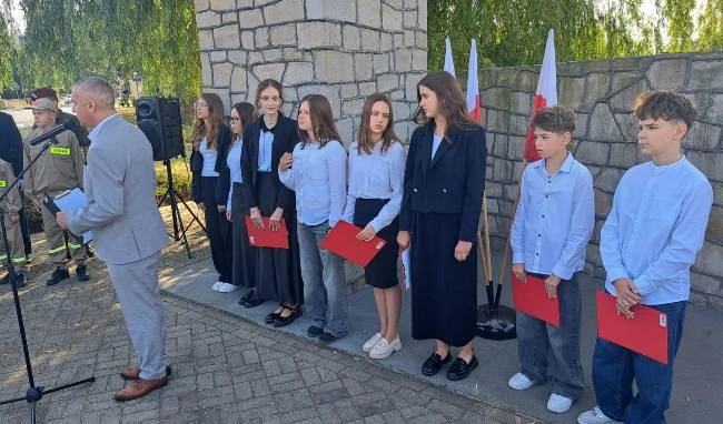 Uczniowie miejscowej szkoły przygotowali program artystyczny.