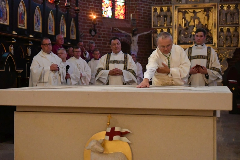 Konsekracja ołtarza w katedrze