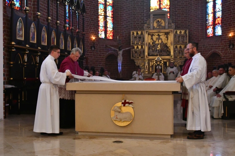 Konsekracja ołtarza w katedrze