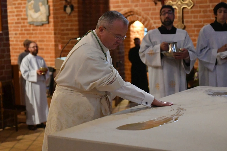 Konsekracja ołtarza w katedrze