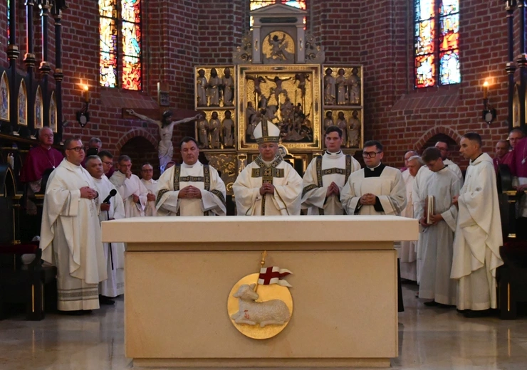 Konsekracja ołtarza w katedrze