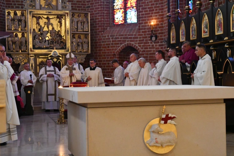 Konsekracja ołtarza w katedrze