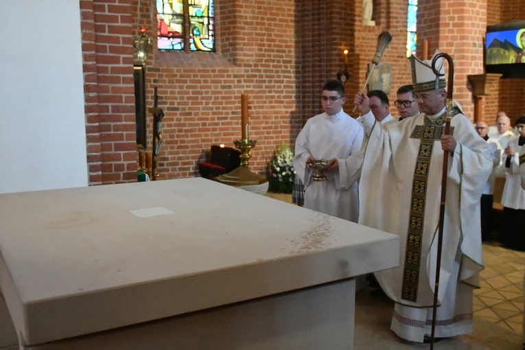 Konsekracja ołtarza w katedrze