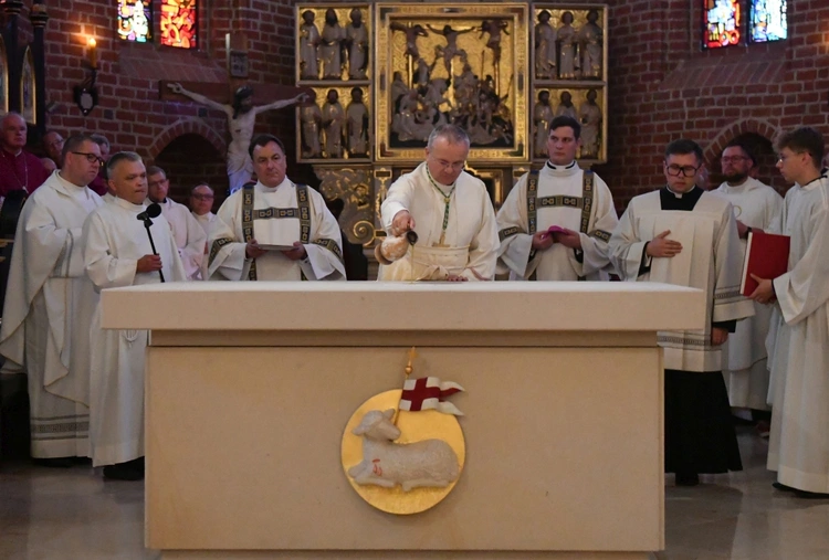 Konsekracja ołtarza w katedrze