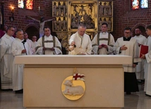 Bp Tadeusz Lityński poświęcił ołtarz w gorzowskiej katedrze