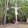 Dawni oazowicze odnowili krzyż stojący przy torach kolejowych w Kędzierzynie-Koźlu