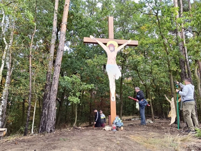 Dawni oazowicze odnowili krzyż stojący przy torach kolejowych w Kędzierzynie-Koźlu