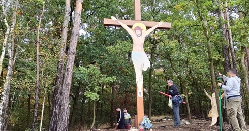Dawni oazowicze odnowili krzyż stojący przy torach kolejowych w Kędzierzynie-Koźlu