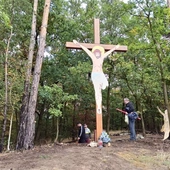 Dawni oazowicze odnowili krzyż stojący przy torach kolejowych w Kędzierzynie-Koźlu
