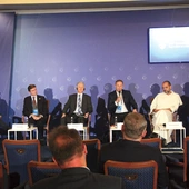  Tomasz Sztreker z Fundacji Wiara w Biznesie (prowadzący), Piotr Pietryga, Oliver Merz, ks. Rafał Kowalski, o. Tomasz Grabowski OP, Łukasz Bernaciński.