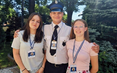 Łukasz Gałuszka z koleżankami ze wspólnoty oazowej parafii św. Macieja w Andrychowie, Magdą Kopaczewską i Marysią Bogucką, podczas uroczystości koronacji obrazu Pani Andrychowskiej.