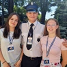 Łukasz Gałuszka z koleżankami ze wspólnoty oazowej parafii św. Macieja w Andrychowie, Magdą Kopaczewską i Marysią Bogucką, podczas uroczystości koronacji obrazu Pani Andrychowskiej.