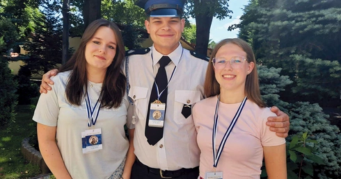 Łukasz Gałuszka z koleżankami ze wspólnoty oazowej parafii św. Macieja w Andrychowie, Magdą Kopaczewską i Marysią Bogucką, podczas uroczystości koronacji obrazu Pani Andrychowskiej.
