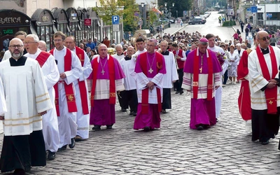 Biskupi na Moście Przyjaźni.
