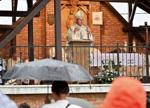 Homilii bp. Piotra Przyborka pątnicy wysłuchali podczas ulewy.