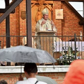 Homilii bp. Piotra Przyborka pątnicy wysłuchali podczas ulewy.