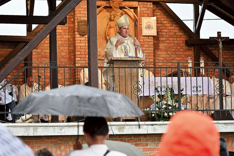 Homilii bp. Piotra Przyborka pątnicy wysłuchali podczas ulewy.