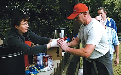 Pakiet środków czystości otrzymał każdy uczestnik warsztatów.