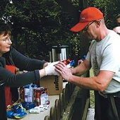 Pakiet środków czystości otrzymał każdy uczestnik warsztatów.