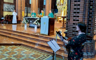 Eucharystię z biskupem koncelebrowali księża z Sekcji Szkolno-Katechetycznej Kurii Diecezjalnej w Gliwicach.