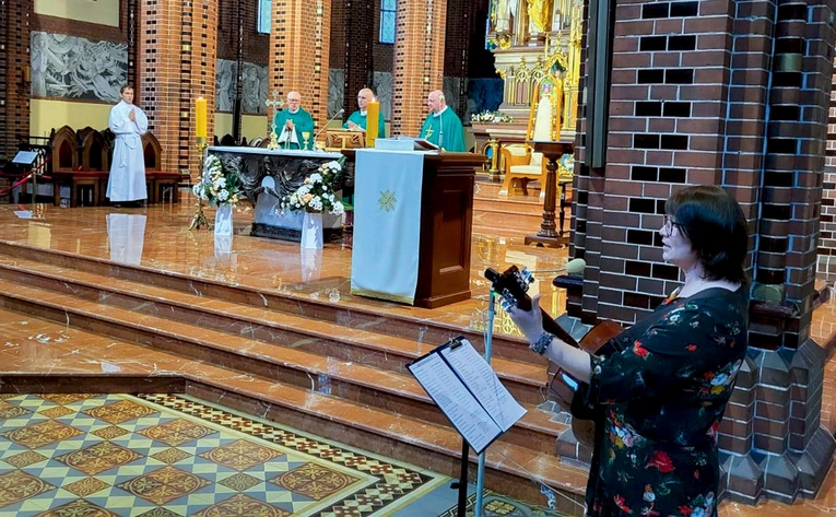 Eucharystię z biskupem koncelebrowali księża z Sekcji Szkolno-Katechetycznej Kurii Diecezjalnej w Gliwicach.