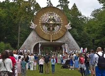 W czasie Eucharystii ponad 200 małżonków odnowiło swoje przyrzeczenia.