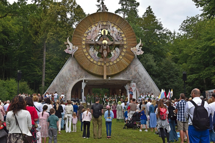 W czasie Eucharystii ponad 200 małżonków odnowiło swoje przyrzeczenia.